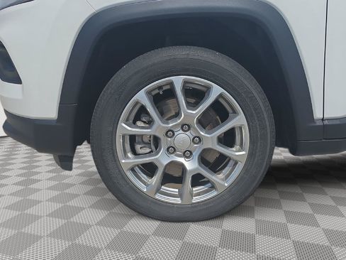 Used 2023 Jeep Compass Latitude w/ Sun and Sound Group AWD/4WD image 9