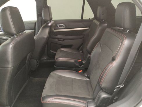 Used 2018 Ford Explorer XLT w/ Equipment Group 202A FWD image 18