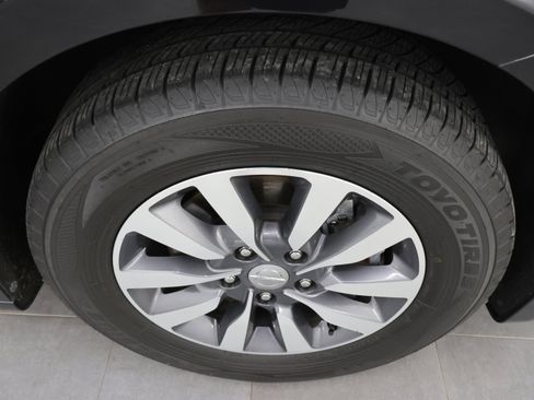 Used 2020 Chrysler Pacifica Touring-L Plus FWD image 3