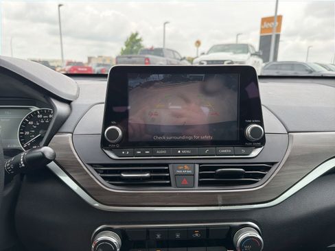 Used 2024 Nissan Altima 2.5 SV FWD image 13