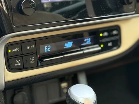 Used 2017 Toyota Corolla LE image 21