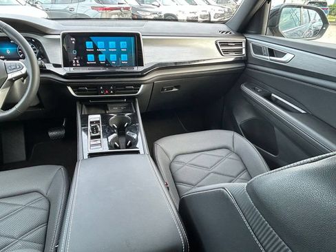 Certified 2024 Volkswagen Atlas Cross Sport SE w/ Panoramic Sunroof Package FWD image 11