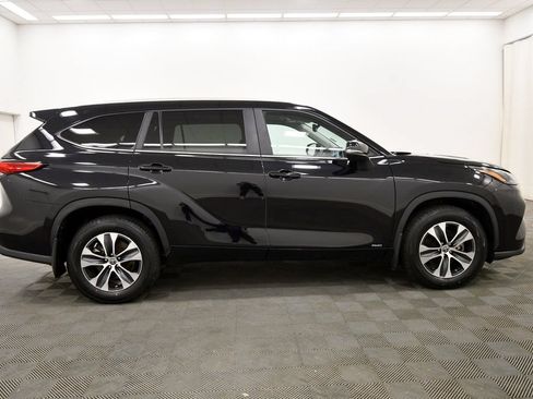 Used 2023 Toyota Highlander XLE AWD/4WD image 9