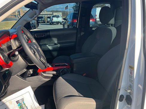 Used 2017 Toyota Tacoma SR image 22