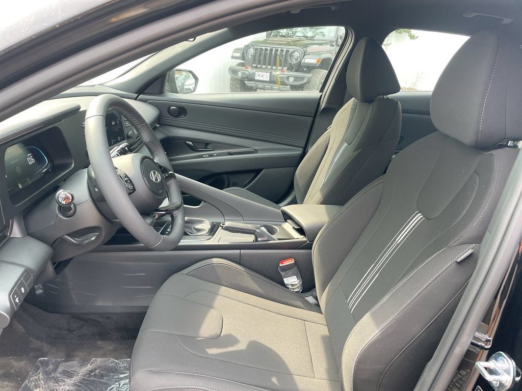 Used 2025 Hyundai Elantra Sport FWD image 38