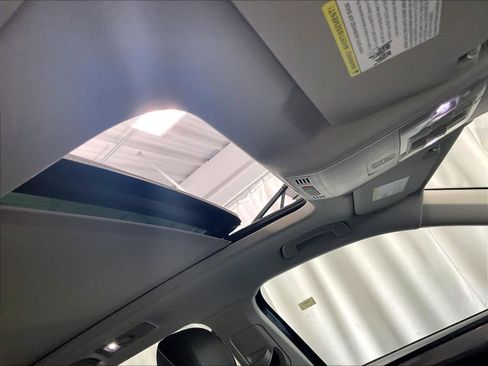 Used 2023 Volkswagen Tiguan SE image 21