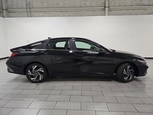 Used 2024 Hyundai Elantra Limited image 19