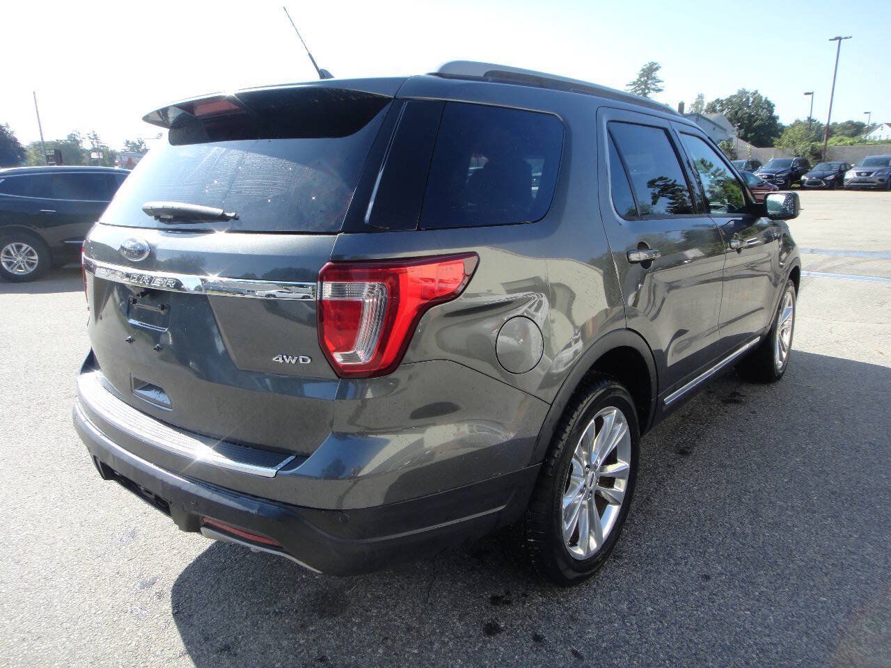 Used 2018 Ford Explorer XLT w/ Equipment Group 202A AWD/4WD image 4
