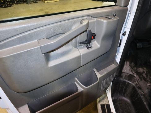 Certified 2024 GMC Savana 2500 w/ Driver Convenience Package image 9