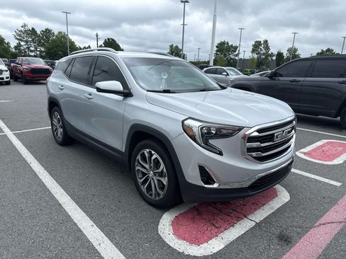 Used 2020 GMC Terrain SLT w/ Preferred Package FWD image 2