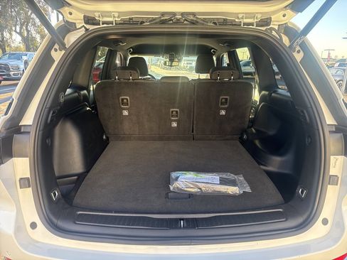 Certified 2024 Jeep Grand Cherokee Laredo w/ Luxury Tech Group I image 7