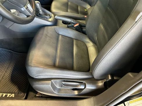Used 2011 Volkswagen Jetta SE FWD image 4