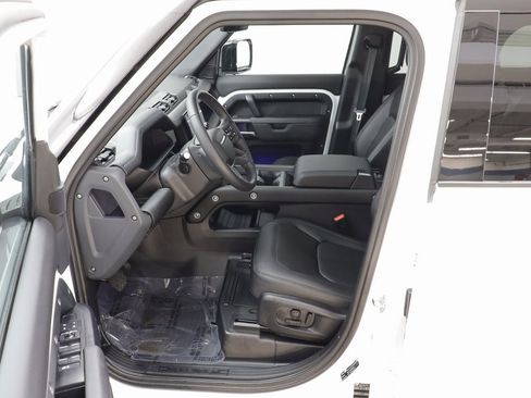 Used 2025 Land Rover Defender 110 X-Dynamic SE image 6