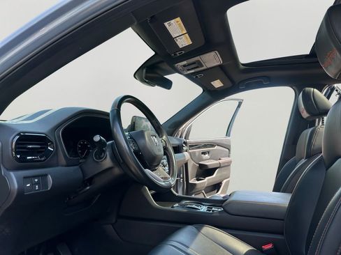 Used 2024 Honda Pilot TrailSport image 9