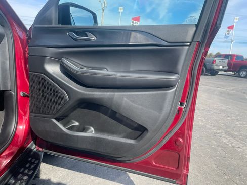 Used 2024 Jeep Grand Cherokee Altitude image 9