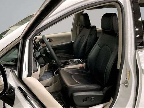Used 2024 Chrysler Pacifica Limited FWD image 25