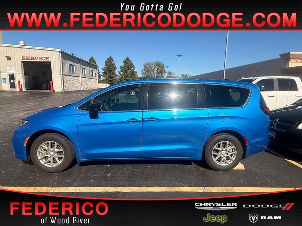 Used 2026 Chrysler Pacifica Select FWD image 1