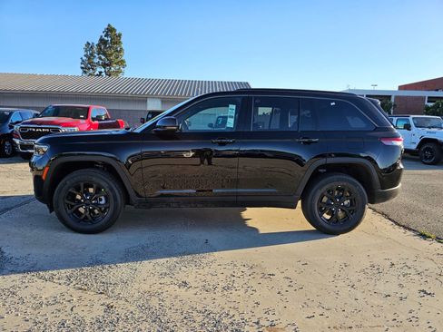 New 2026 Jeep Grand Cherokee Altitude image 4