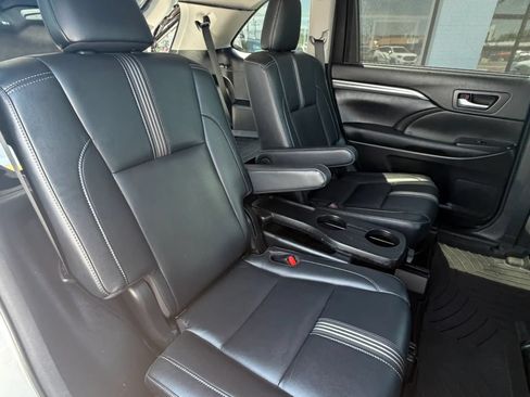 Used 2017 Toyota Highlander SE AWD/4WD image 16