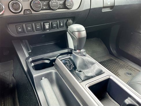 Used 2022 Toyota Tacoma TRD Off-Road w/ TRD Premium Off Road Package image 17