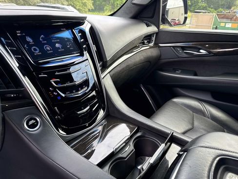 Used 2020 Cadillac Escalade Platinum image 26