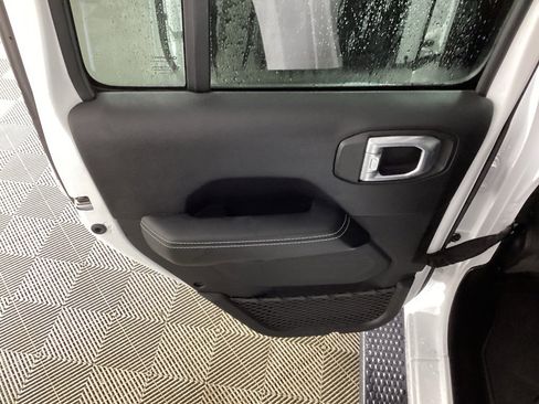 Used 2022 Jeep Wrangler Unlimited Sahara w/ Cold Weather Group image 13