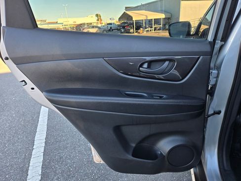 Used 2019 Nissan Rogue S image 32