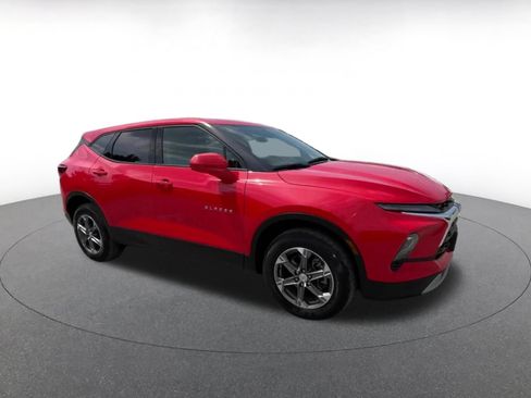 Used 2025 Chevrolet Blazer LT FWD image 2