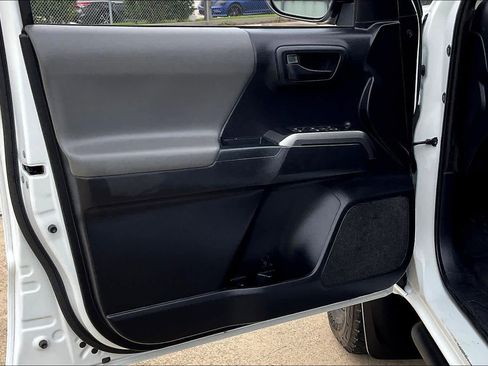 Used 2021 Toyota Tacoma SR5 w/ SR5 Appearance Package (SM) image 21