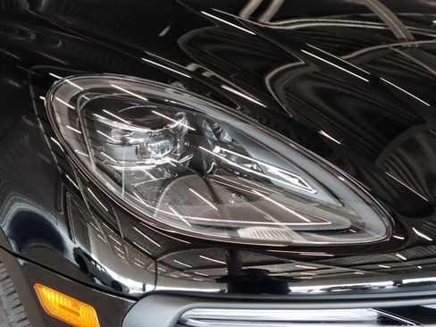 Used 2025 Porsche Macan image 12