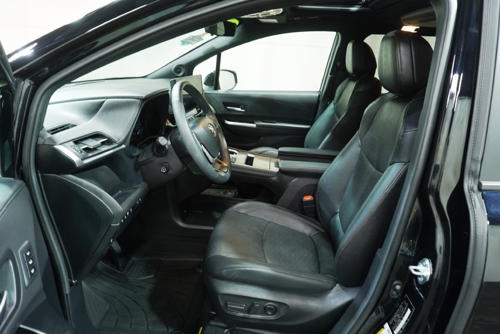 Used 2025 Toyota Sienna Platinum AWD/4WD image 13