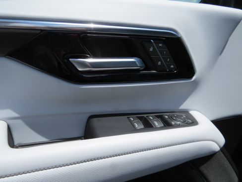 Used 2025 Chevrolet Suburban Premier AWD/4WD image 21