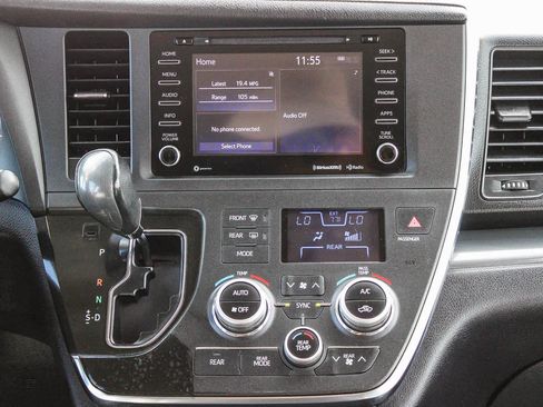 Used 2018 Toyota Sienna SE image 13