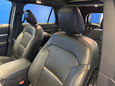 Used 2019 Ford Explorer XLT w/ Equipment Group 202A AWD/4WD image 12