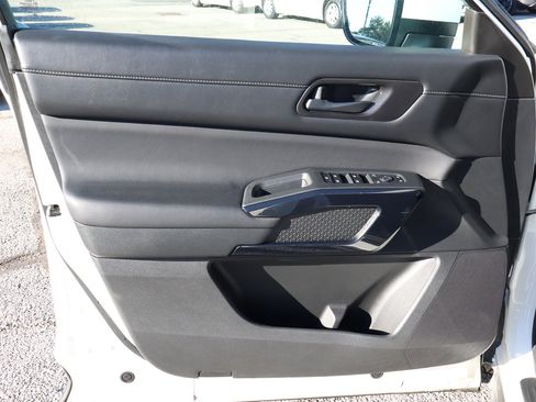 Used 2025 Nissan Pathfinder SV image 13