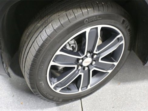 Used 2022 GMC Acadia SLT w/ Technology Package image 9