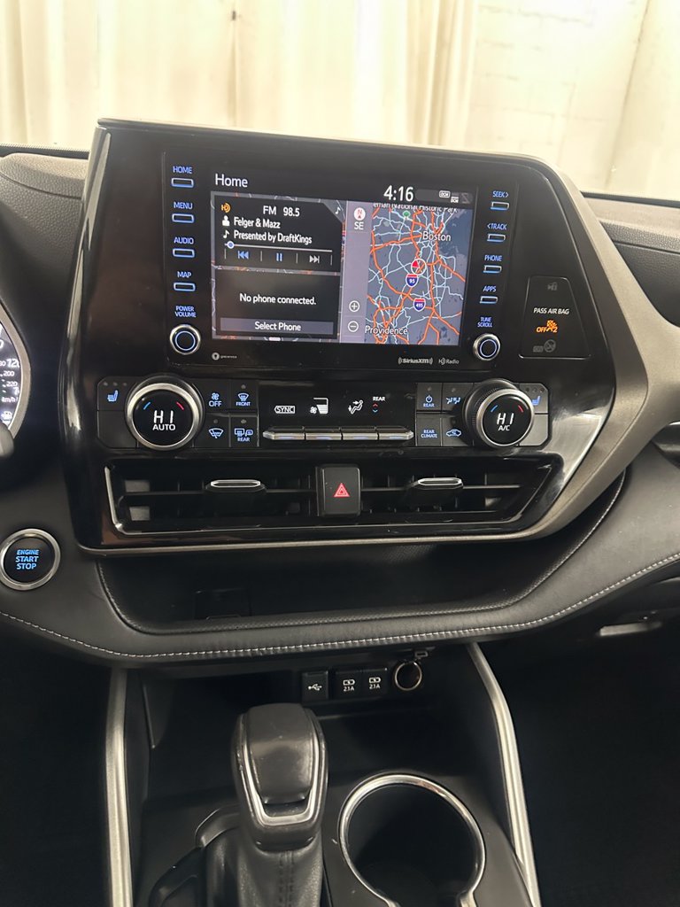 Used 2020 Toyota Highlander XLE AWD/4WD image 23