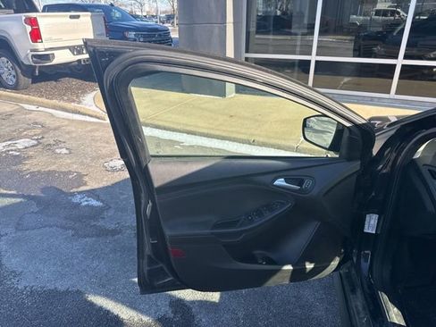 Used 2015 Ford Focus SE w/ SE Sport Package image 17