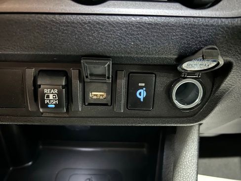 Used 2020 Toyota Tacoma SR5 AWD/4WD image 35