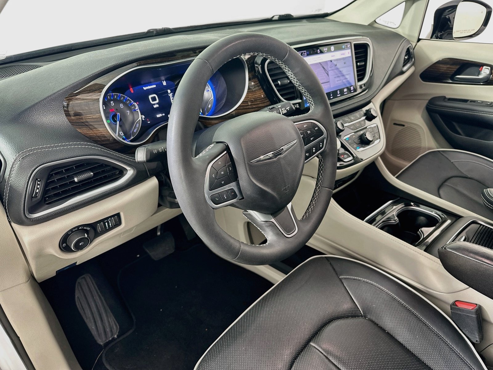 Used 2023 Chrysler Pacifica Limited w/ Uconnect Theater Family Group FWD image 9