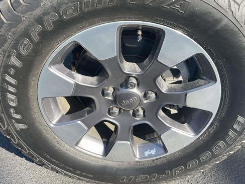 Used 2018 Jeep Wrangler Unlimited Sahara w/ Dual Top Group AWD/4WD image 9