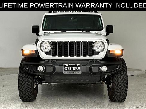 Used 2025 Jeep Gladiator Sport AWD/4WD image 4