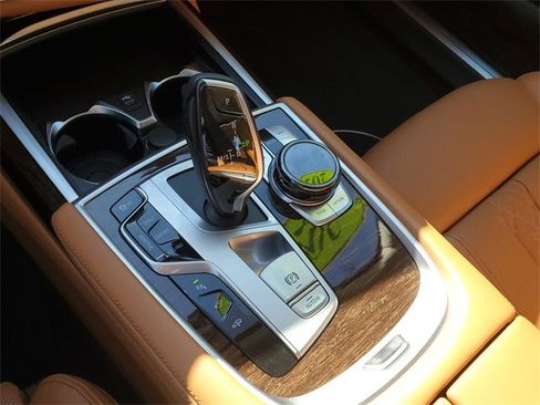 Used 2021 BMW 750i xDrive w/ Executive Package image 30