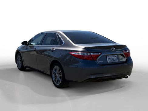 Used 2017 Toyota Camry SE image 3