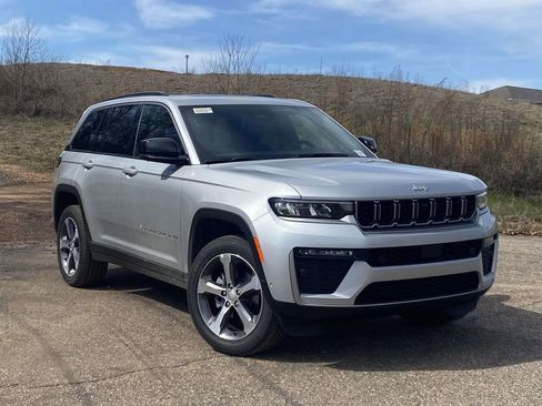 New 2026 Jeep Grand Cherokee Limited w/ Luxury Tech Group II RWD image 31