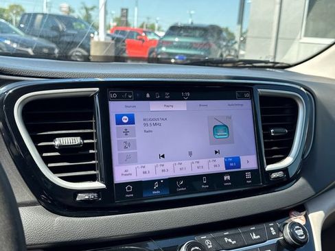 Used 2024 Chrysler Pacifica Touring-L image 20