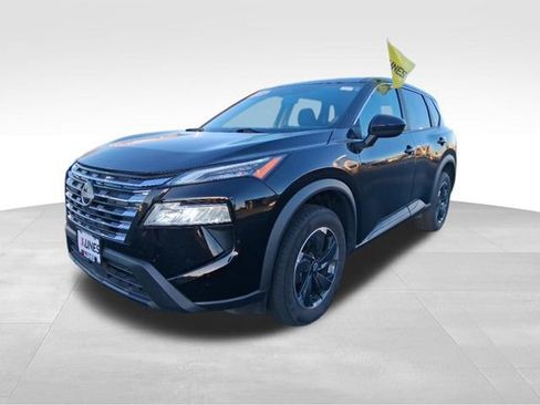 Used 2024 Nissan Rogue SV image 2