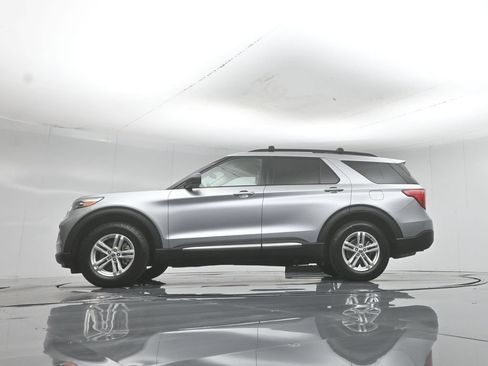 Certified 2021 Ford Explorer XLT w/ Equipment Group 202A AWD/4WD image 8