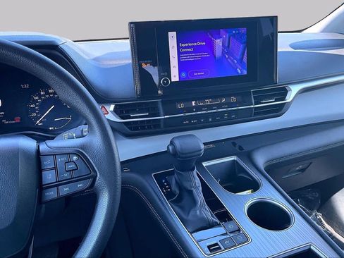Certified 2025 Toyota Sienna LE FWD image 6