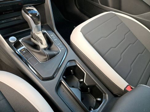 New 2026 Volkswagen Taos SE image 13